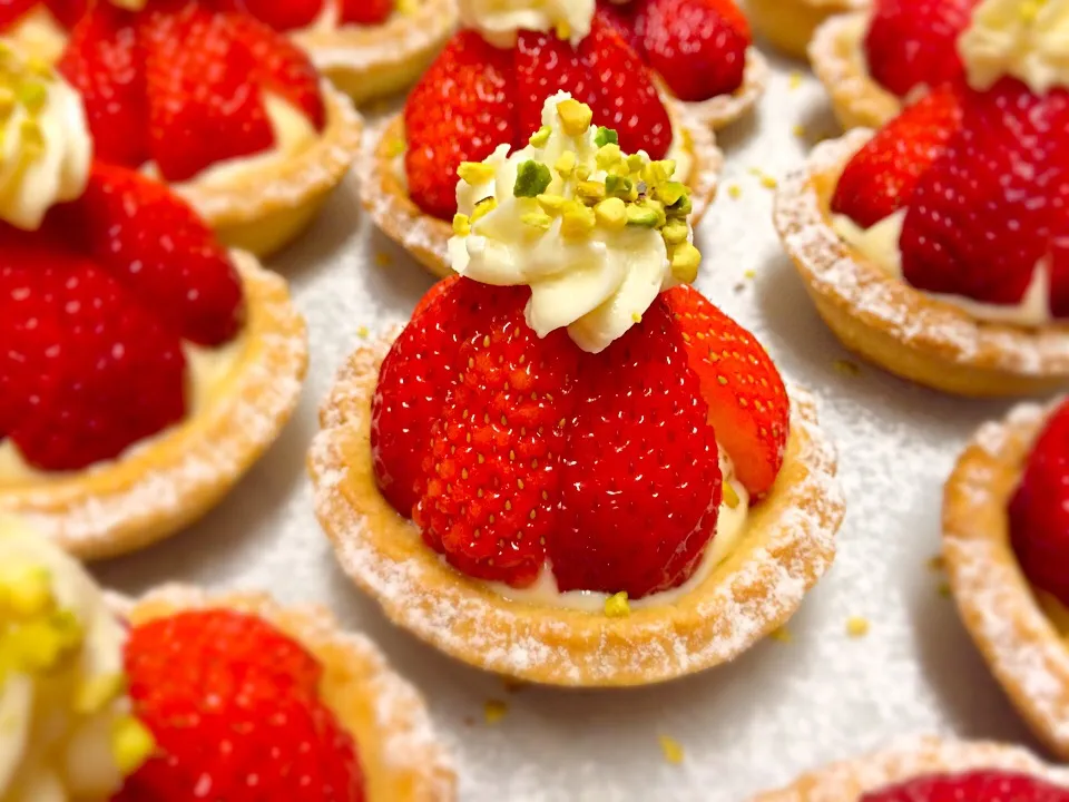 Snapdishの料理写真:Strawberry tartlets|cheesyさん