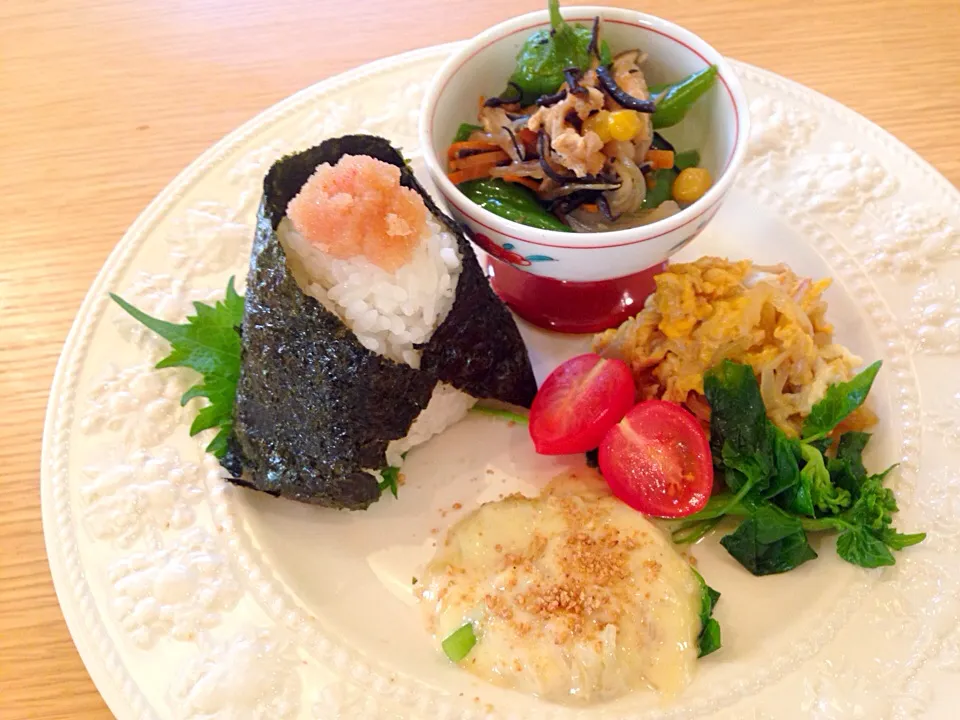 明太子おにぎり  タマネギ、セロリの重ね煮の卵焼き    菜の花の手作りマヨネーズ|プリュパリスさん