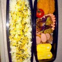 4/12      隆太のお弁当🍱

       なすの味噌チーズ炒め
       たまご焼き
        🔅サーモンチーズフライ
       ごはん(のりたま)|りゅうとんさん