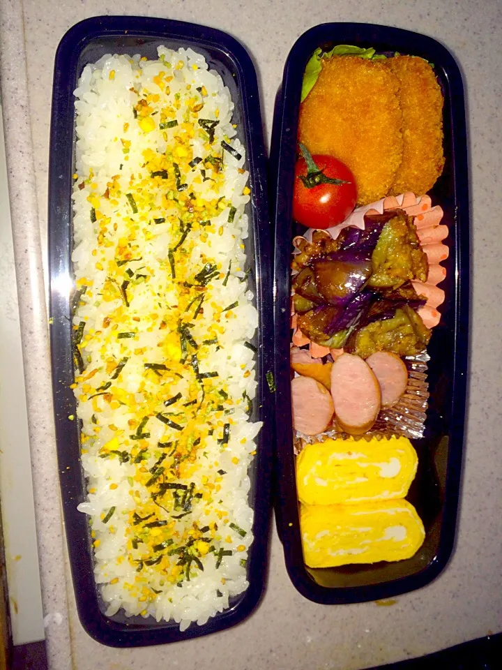 4/12      隆太のお弁当🍱

       なすの味噌チーズ炒め
       たまご焼き
        🔅サーモンチーズフライ
       ごはん(のりたま)|りゅうとんさん