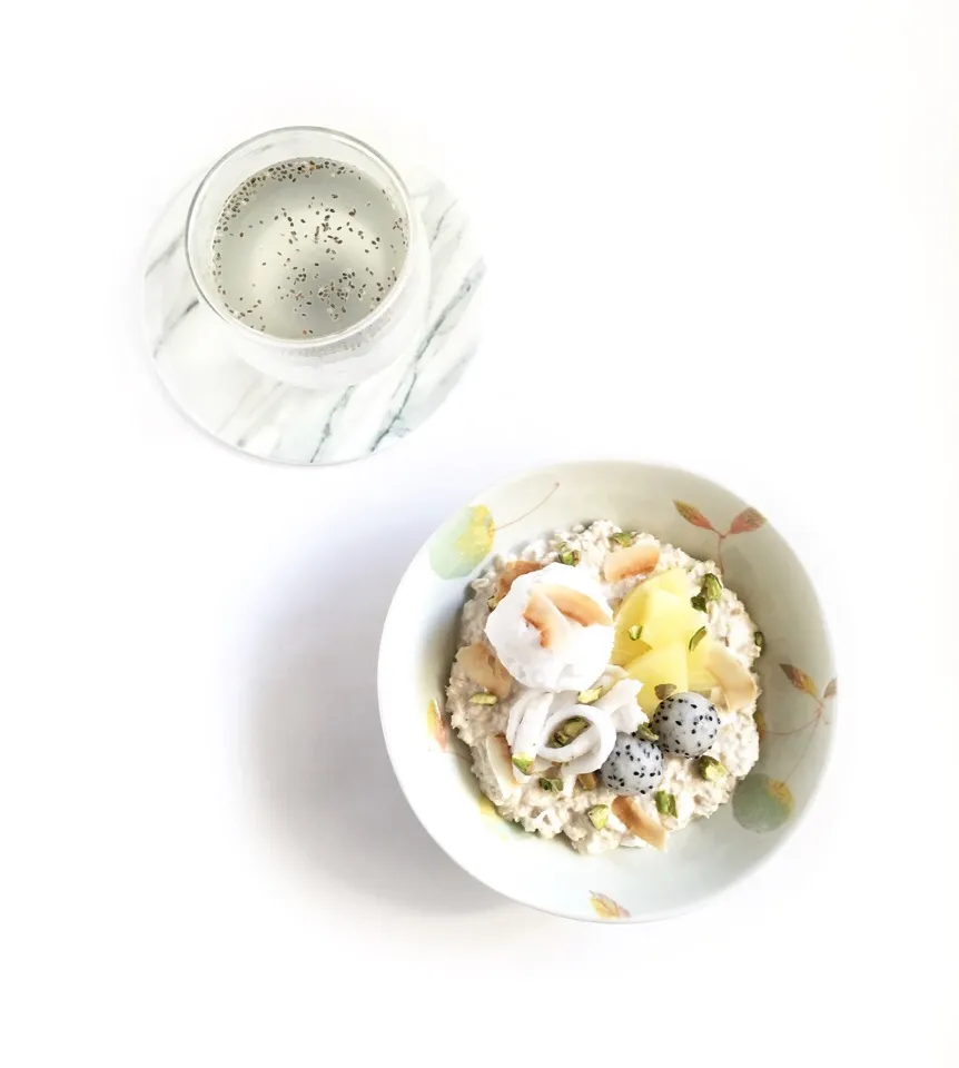 Pina colada overnight oats with fresh coconut strips, coconut sorbet, coconut flakes, pineapple & dragonfruit. Coconut water with chia seeds|coxiella24さん