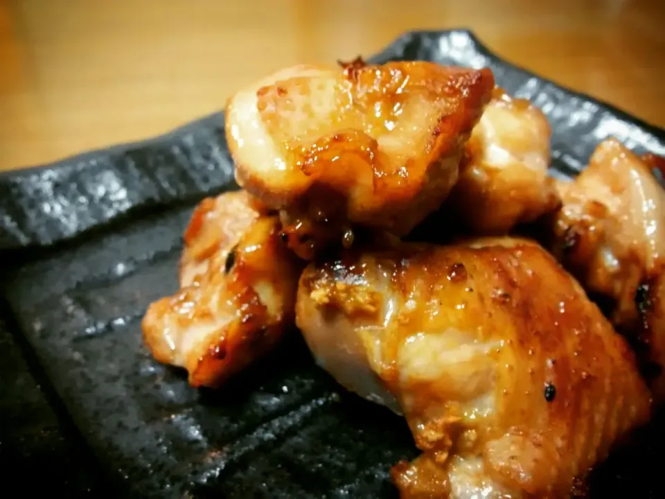 Junさんのグリルで簡単焼き鳥🐓オイスターソースとニンニクのみじん切りを和えて焼くだけ|小鍋 (pentolina)さん