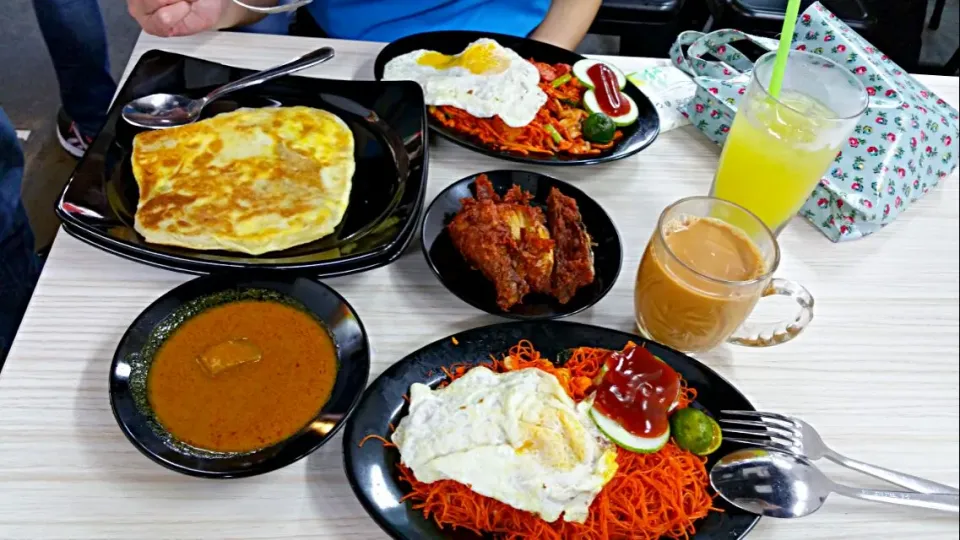 Today's Lunch: Beehoon Goreng💗Mee Goreng💗Crispy 🍗💗 Egg Prata💗Teh Tarik💗Lime Juice💗|🌷lynnlicious🌷さん