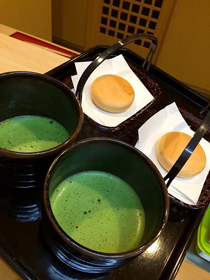 お抹茶(薄茶)と最中。
懐石料理の最後にお出しする「水物」|だるまやさん