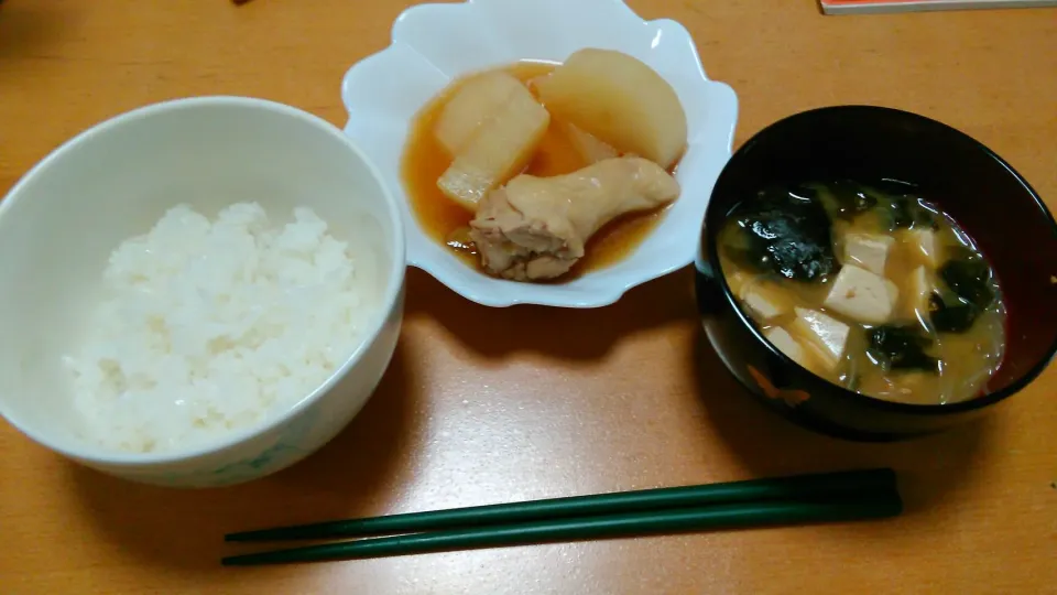 ご飯
手羽元と大根の煮物
味噌汁|ざきさん