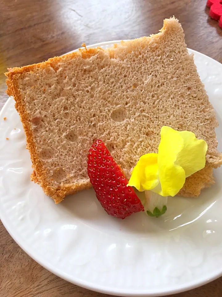 Snapdishの料理写真:苺シフォンケーキ|MIHOさん