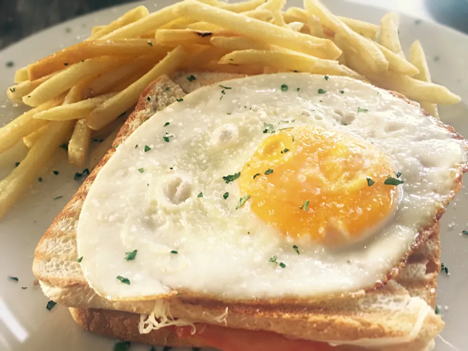 Toasted Mozzarella, tomato and egg with Fries|Sergio Lacuevaさん