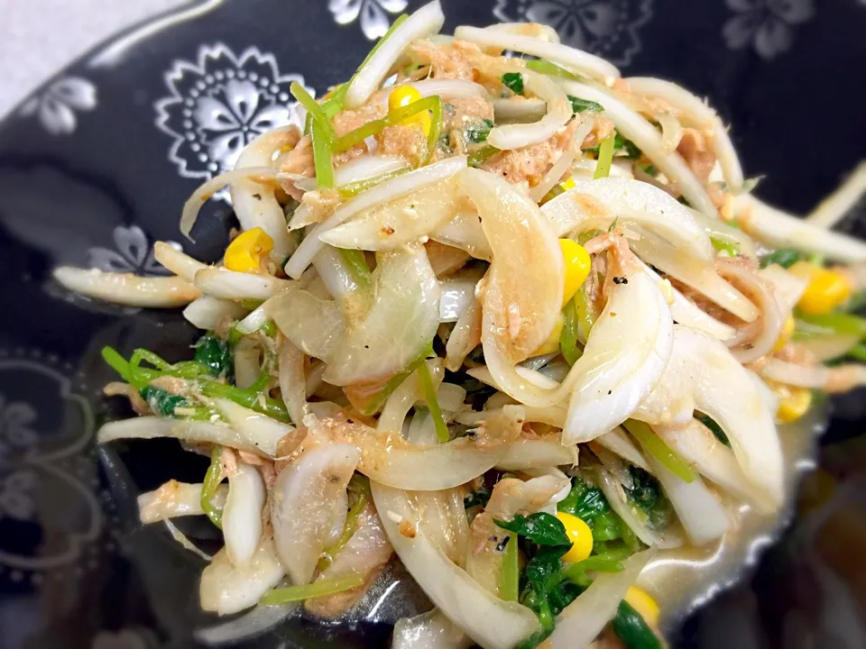 新玉ねぎ、三つ葉とツナ缶のサラダ。
Fresh spring onion,Mitsuba-green and canned tuna salad.|Sayaka Jinsenji Huletteさん