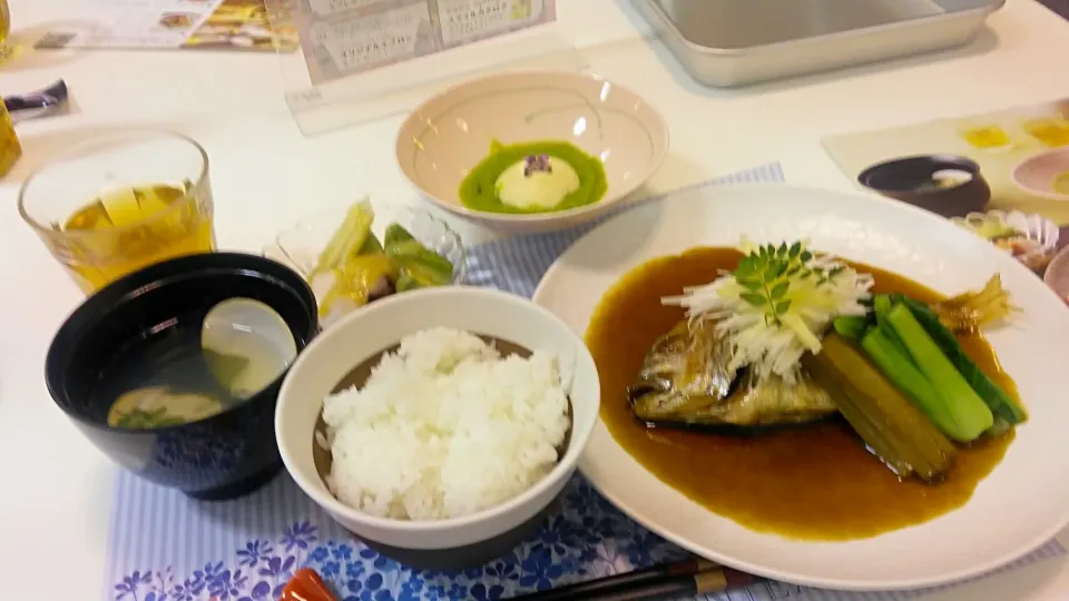 Snapdishの料理写真:春野菜🍴でごま豆腐若草あん仕立て(若草あんはアスパラガスをかつおだしでミキサーにかけました)、はまぐりのお吸い物、鯛のの煮付け、たこ･アボカド・うどの酢みそ和えです🍴|松浦あつ子さん