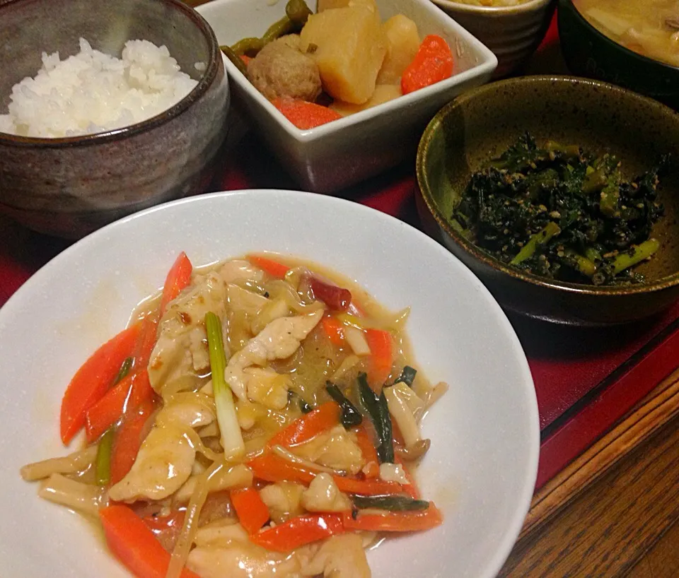 晩ごはん  鶏の甘酢炒め 春菊胡麻和え 煮物 キャベツ納豆 きのこ汁|ぽんたさん