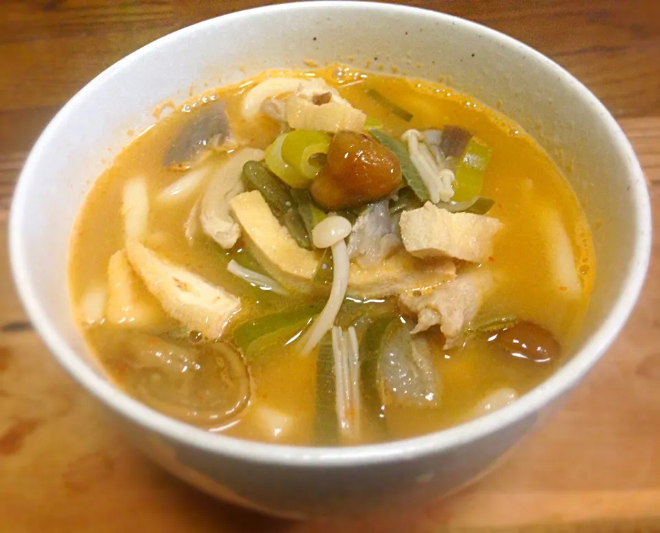 単身赴任の朝ごはん  きのこ汁リメイク  味噌カレーうどん|ぽんたさん