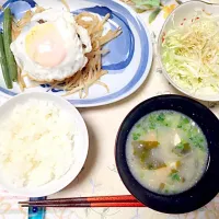 4月10日夜ごはん♡
目玉ハンバーグ
キャベツサラダ〜ゴマ添え〜
みそ汁(豆腐・玉ねぎ・わかめ)
白ごはん|Mayoさん