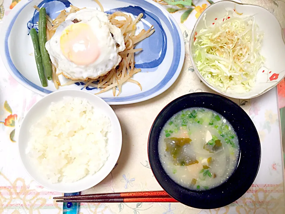 Snapdishの料理写真:4月10日夜ごはん♡
目玉ハンバーグ
キャベツサラダ〜ゴマ添え〜
みそ汁(豆腐・玉ねぎ・わかめ)
白ごはん|Mayoさん