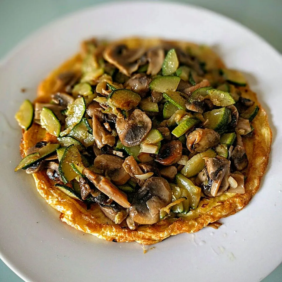 Egg pancake with fried mushrooms and zucchini|Stefan Labuschagneさん