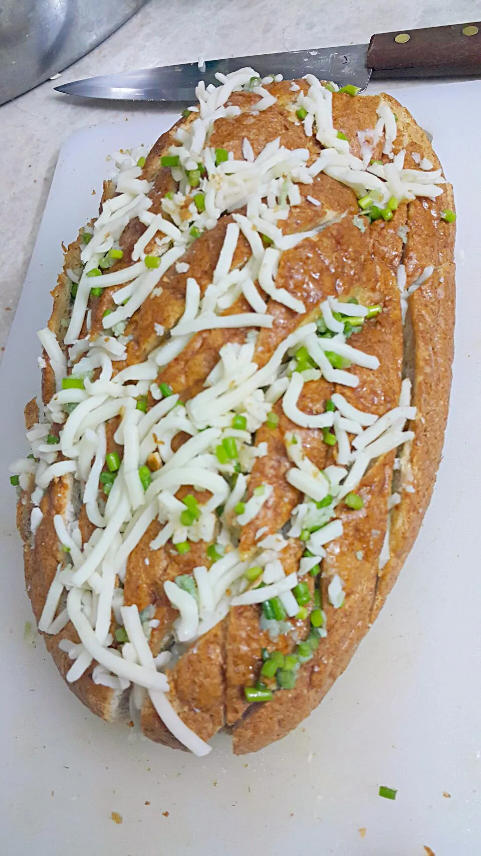 Snapdishの料理写真:Pull apart Garlic bread with Chives n mozzarella :)|hinaさん