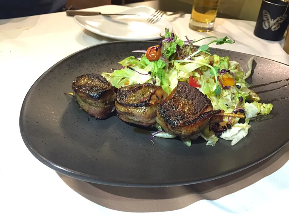 Tenderloin medallions rolled in bacon with sun dried tomato.|Yoku kuu kyaku daさん