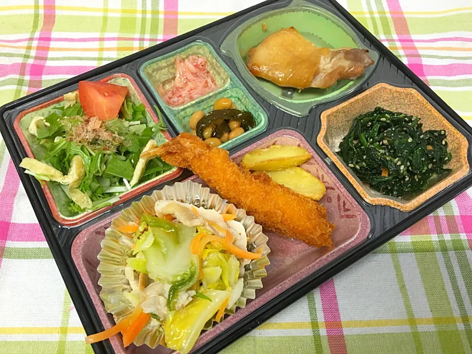 Snapdishの料理写真:若鶏照り煮 日替わり弁当 豊川市宅配|Naokazu Kuritaさん