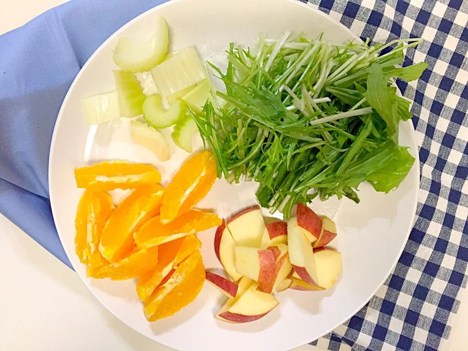 Today's smoothie.
水菜、セロリ、りんご、オレンジ|chiikoさん