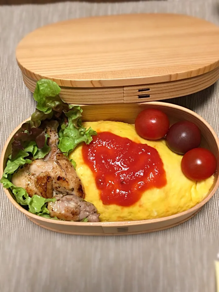 Snapdishの料理写真:お弁当〜。   
オムライストマトソースかけ、 ブラックトマトと塩トマト🍅  、ハーブソルトと白ワイン蒸しのチキングリル|しいかさん