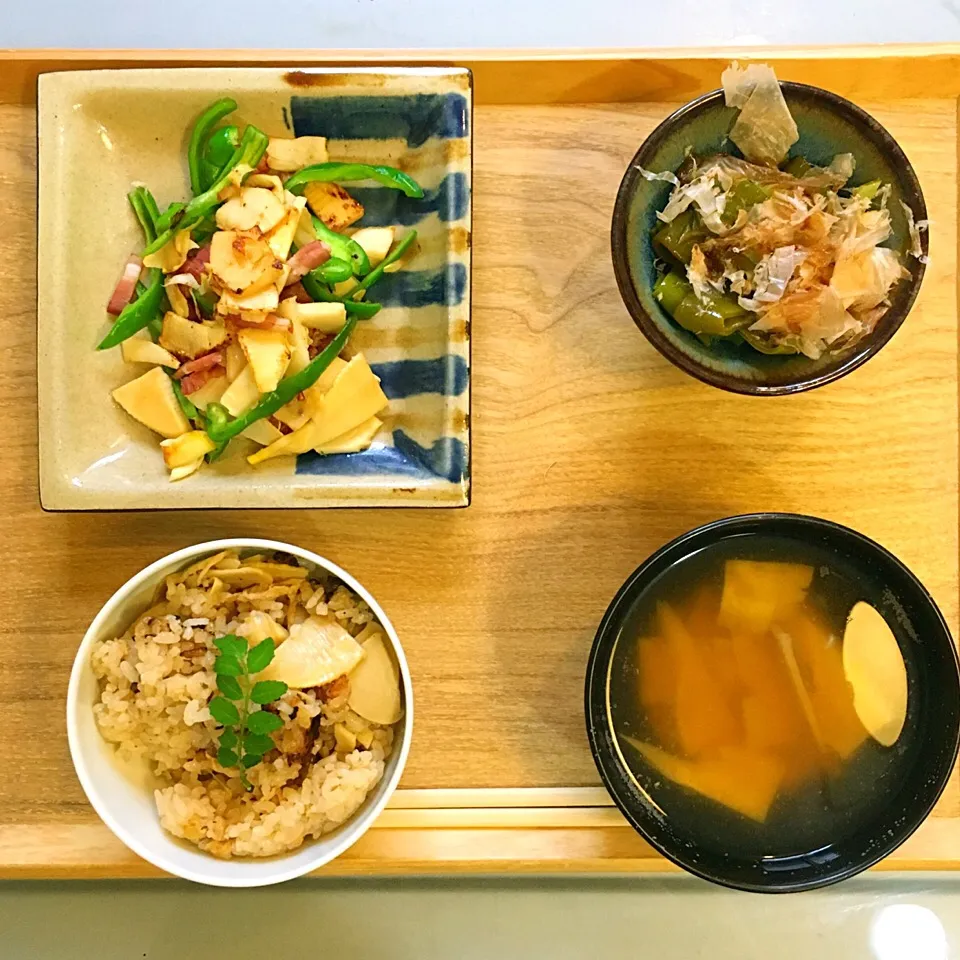 おはようございます。朝ごはん。たけのこごはんとお味噌汁。たけのことベーコン、ピーマンのお醤油炒め。めかぶに花ふわり。|yukko7740さん