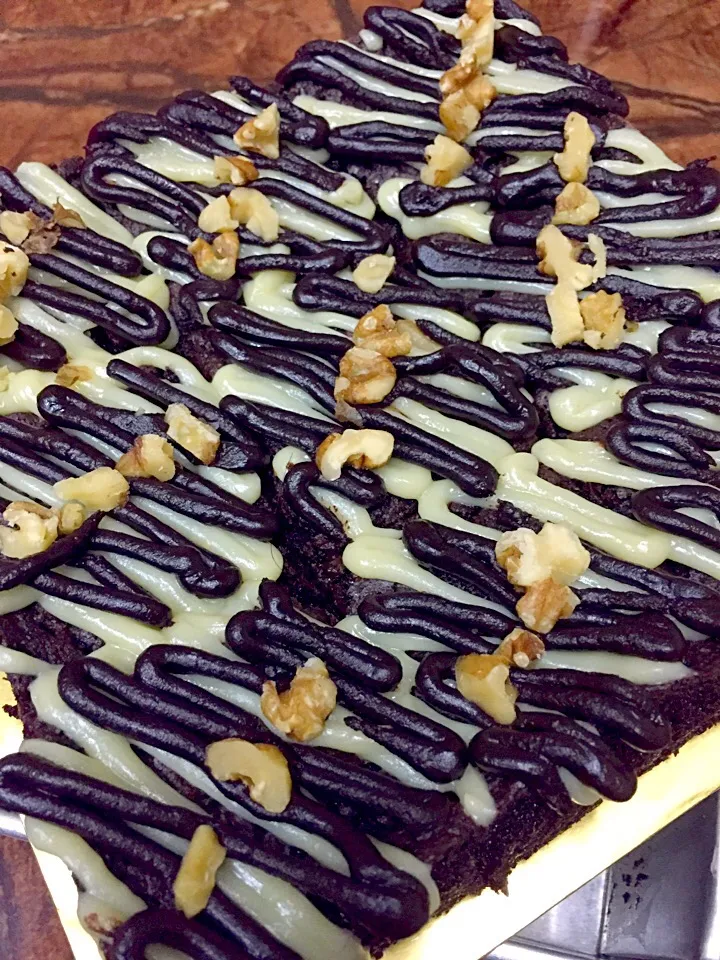 Brownies with white and milk chocolate drizzle, and chopped walnuts|Amy Aliyyaさん