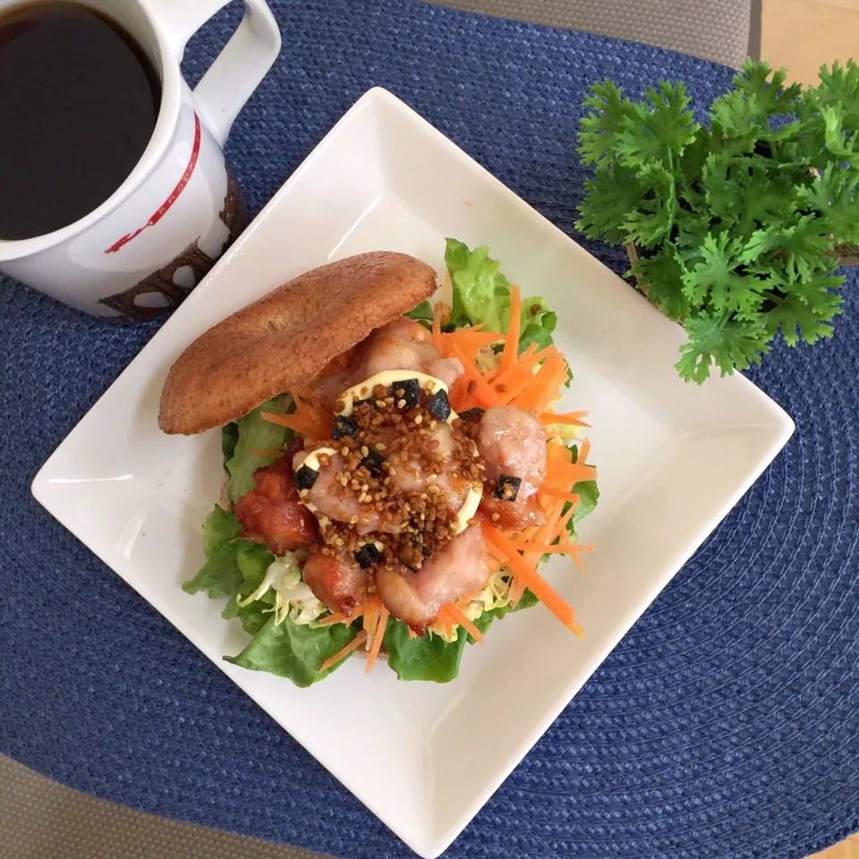 Snapdishの料理写真:4/13❤︎塩ぼんじりとわさびドレッシング野菜❤︎ベーグルサンドイッチ（カレーふりかけ）定番メニューです(*^^*)|Makinsさん