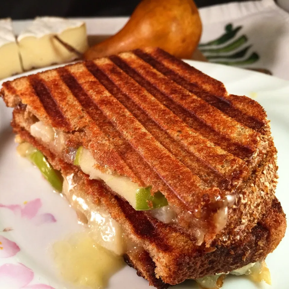 Happy National Grilled Cheese Day! I made it with Apple, Pear and Brie Cheese.|mamaeriさん