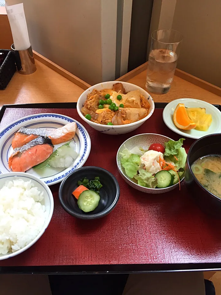 Snapdishの料理写真:銀鮭塩焼き/豚ロースカツ豆腐の玉子とじ/サラダ/味噌汁|山内博之さん