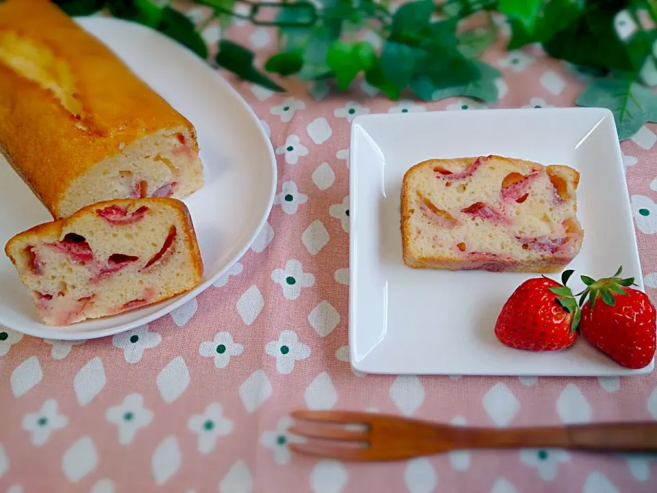 バターなし！
生クリームでフレッシュ苺のクリーミーパウンドケーキ(*´∀`)♪|yu.uyさん