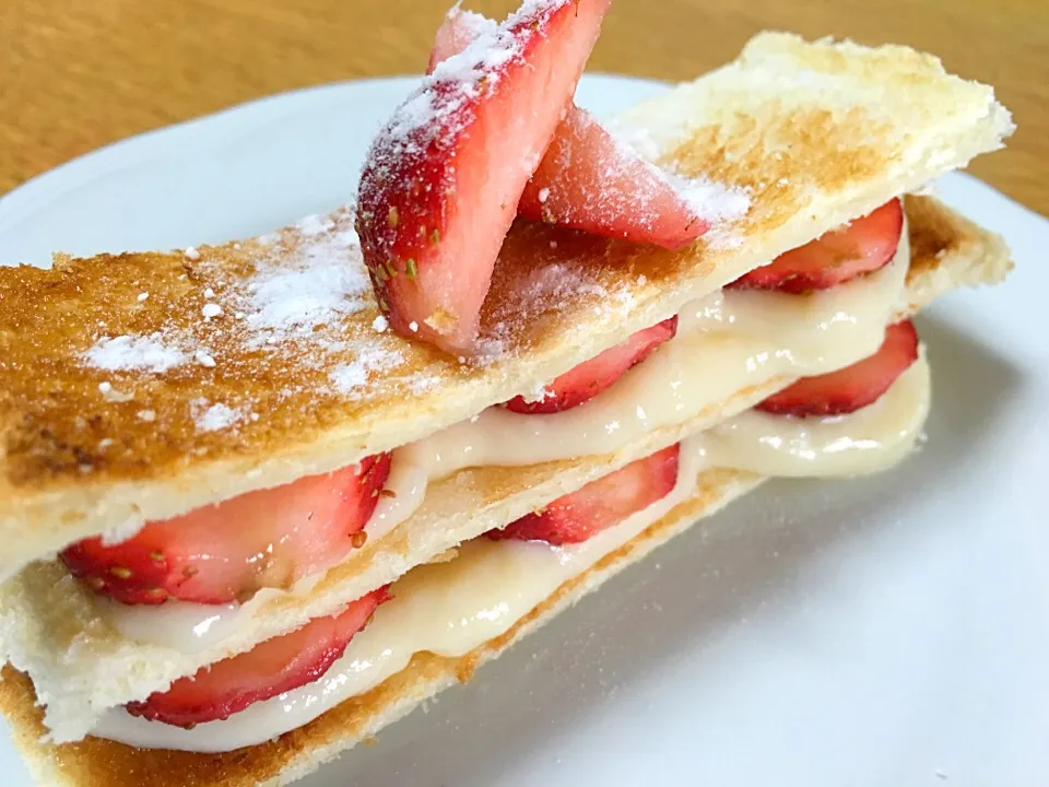 Snapdishの料理写真:食パンで🍓いちごミルフィーユ|ホッシーさん