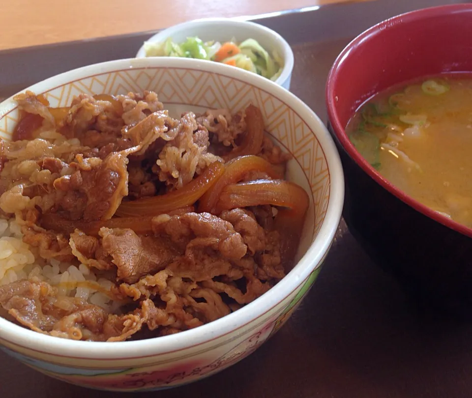 営業マンの昼ごはん  牛丼ミニとん汁おしんこセット|ぽんたさん