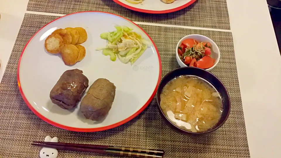 今日の夕食　肉巻きおにぎり、長いものソテー、セロリとさきいかの和え物、トマトとじゃこのサラダ、じゃがいもとベーコンの味噌汁|pinknari🐰🌈さん