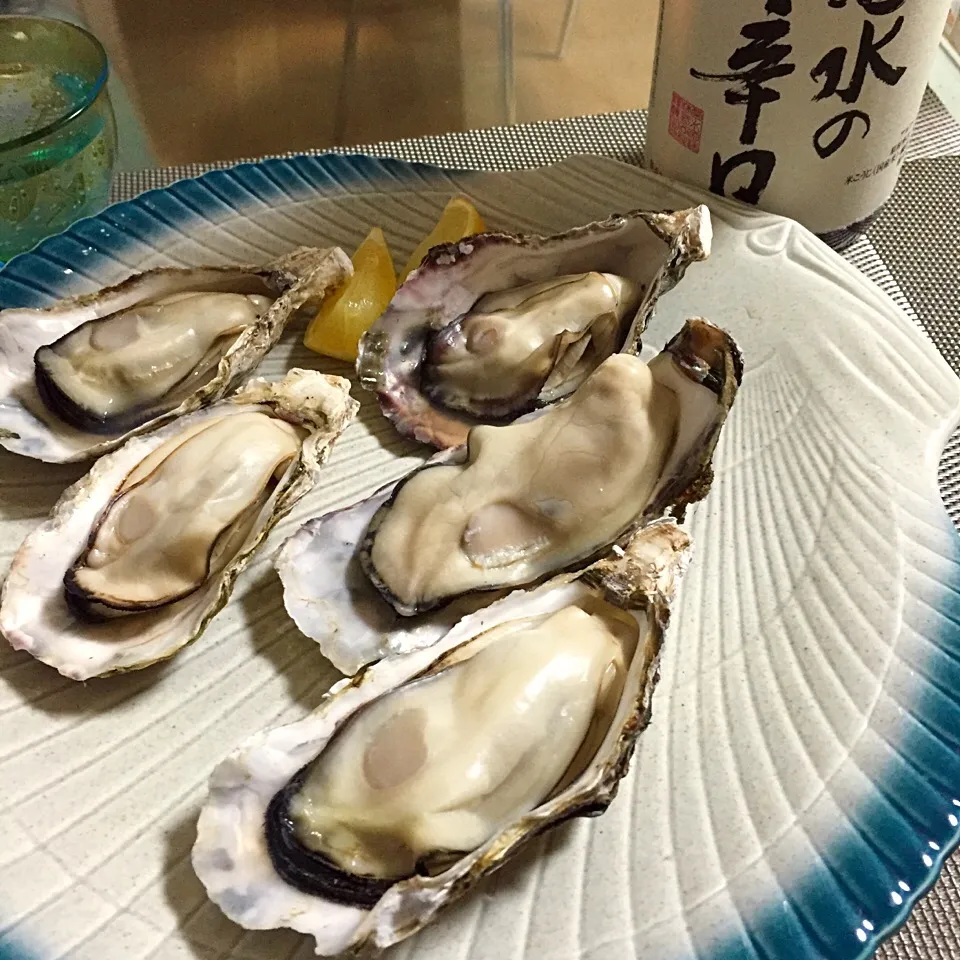 Snapdishの料理写真:蒸し牡蠣で呑む。
帰宅してすぐ呑めてすぐできる。これ大事。|ちこさん