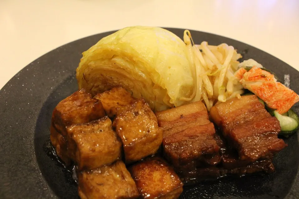 今日の晩ご飯
角煮と煮付け野菜|もも太郎さん