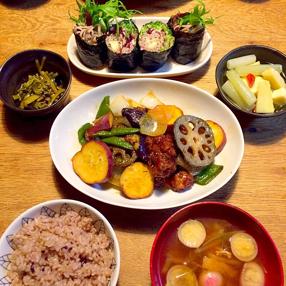 vegan
大豆ミートの唐揚げと野菜の甘酢あん
花わさびの二杯酢
フキとタケノコのアヒージョ
蕎麦サラダの海苔巻き|makiko_aさん