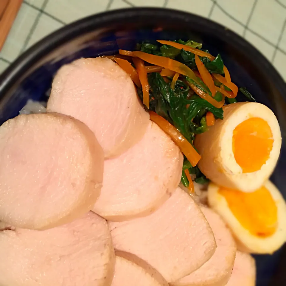 鶏ハムチャーシュー丼|白猫さん