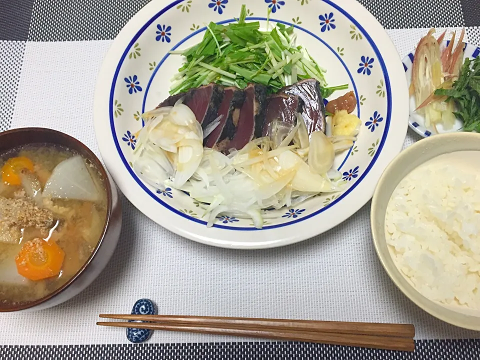 Snapdishの料理写真:カツオのたたき、薬味セット、豚汁|hhhさん