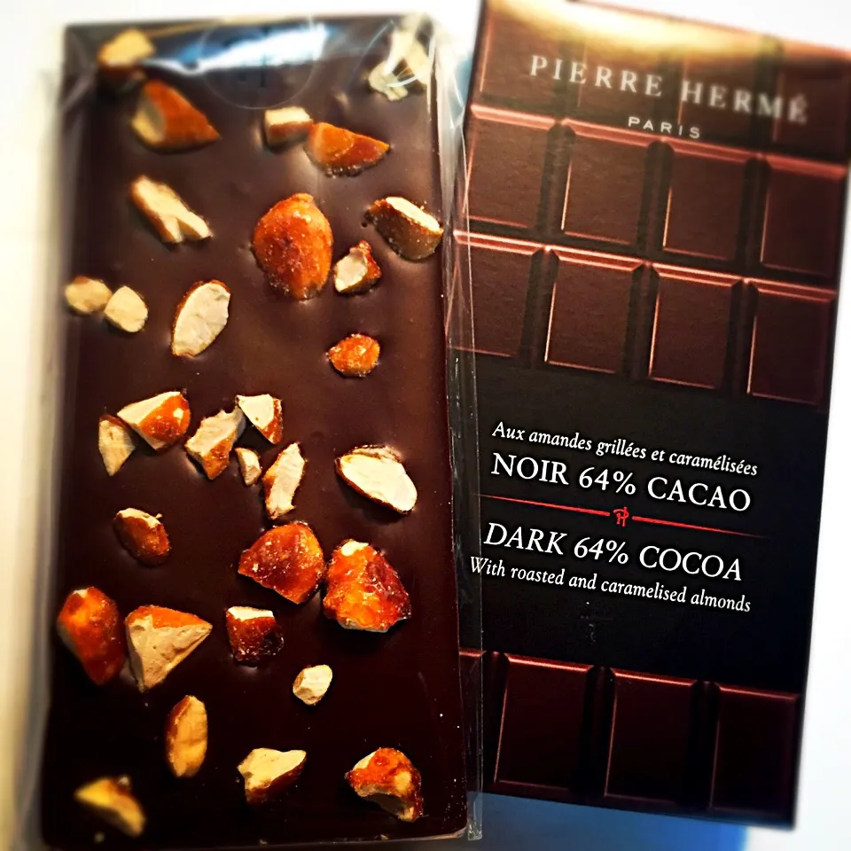 Pierre Herme/Chocolat noir et amandes grillees et caramelisees|cakeさん