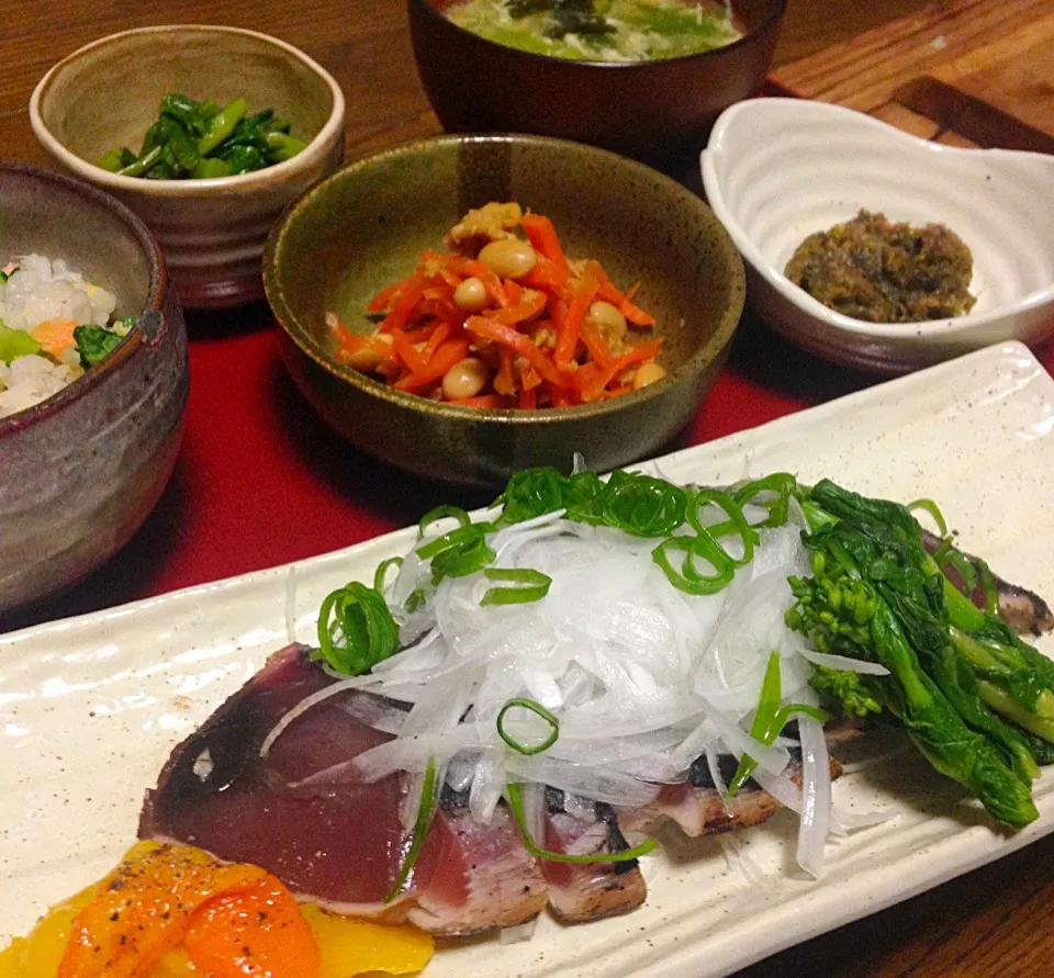 Snapdishの料理写真:晩ごはん  鰹のタタキ 菜の花辛子和え 蕗味噌 雪下にんじんとツナの炒め煮 菜の花と鮭の混ぜごはん 菜の花のかきたま汁|ぽんたさん