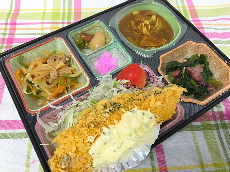 Snapdishの料理写真:鮭フライタルタルソース 日替わり弁当 豊川市宅配|Naokazu Kuritaさん