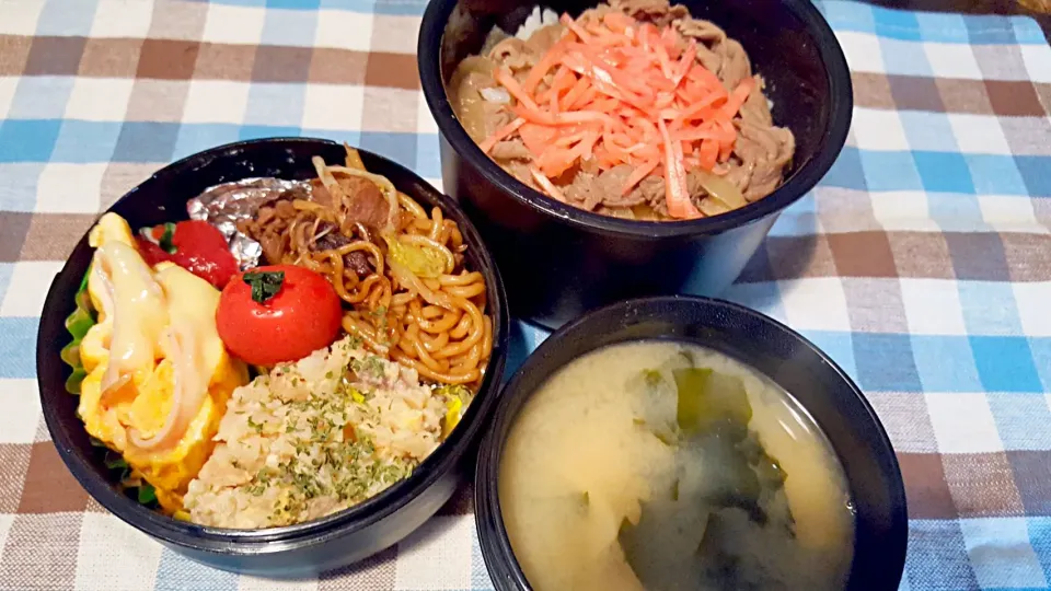 Snapdishの料理写真:お弁当。牛丼と焼きそばとそぼろポテトサラダとハムチーズ卵焼きとお味噌汁。水曜日すぎたらはやいよね(｡•̀ᴗ-)و ̑̑✧|エリカさん