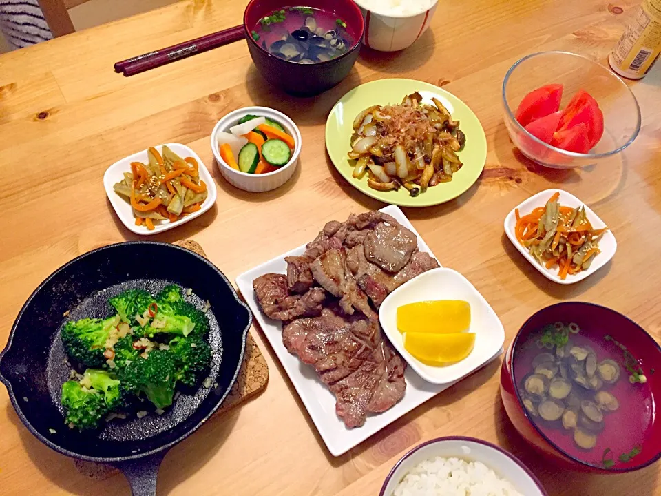 牛たん焼き（仙台風）、ブロッコリーのペペロンチーノ、きのこと玉ねぎのマヨポン炒め、しじみのお吸い物|Daisuke Kasaharaさん