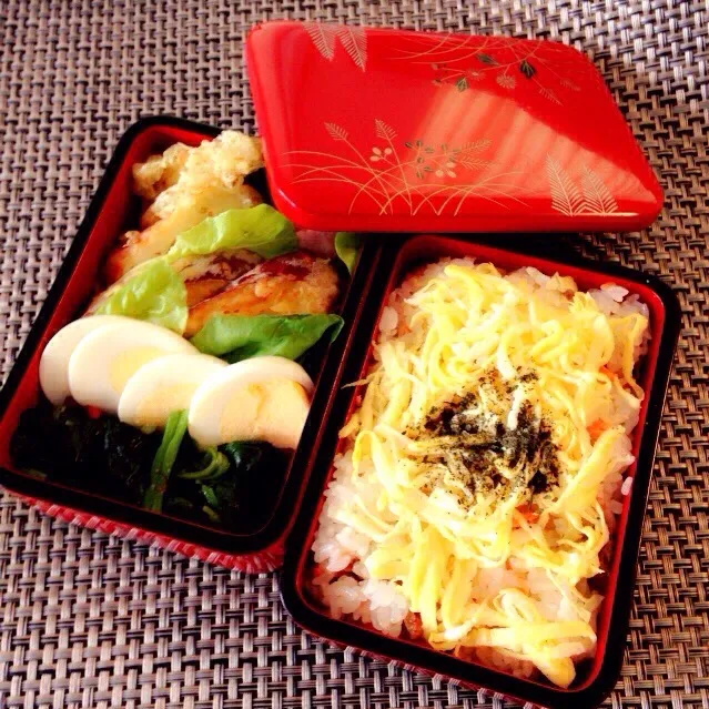 Snapdishの料理写真:4/14 鮭ちらしお弁当|あーるさん