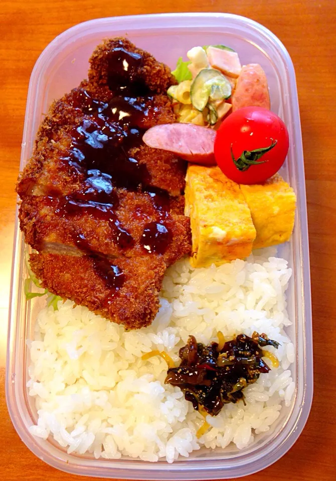 Snapdishの料理写真:ボリューム満点  トンカツ弁当‼️
マカロニサラダ  玉子焼き  ウィンナー|みゆさん