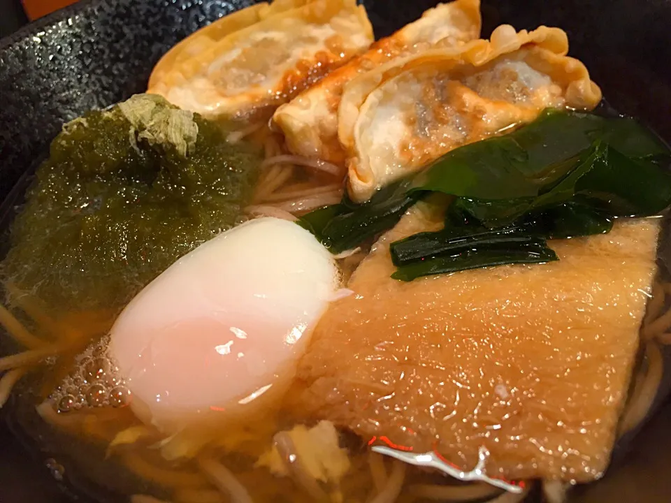 何故かお蕎麦に餃子が入ってる😆大阪にはラーメンに餃子が入ったお店があるのだけど、お蕎麦では初めてだなぁ🤔|にゃあ（芸名）さん