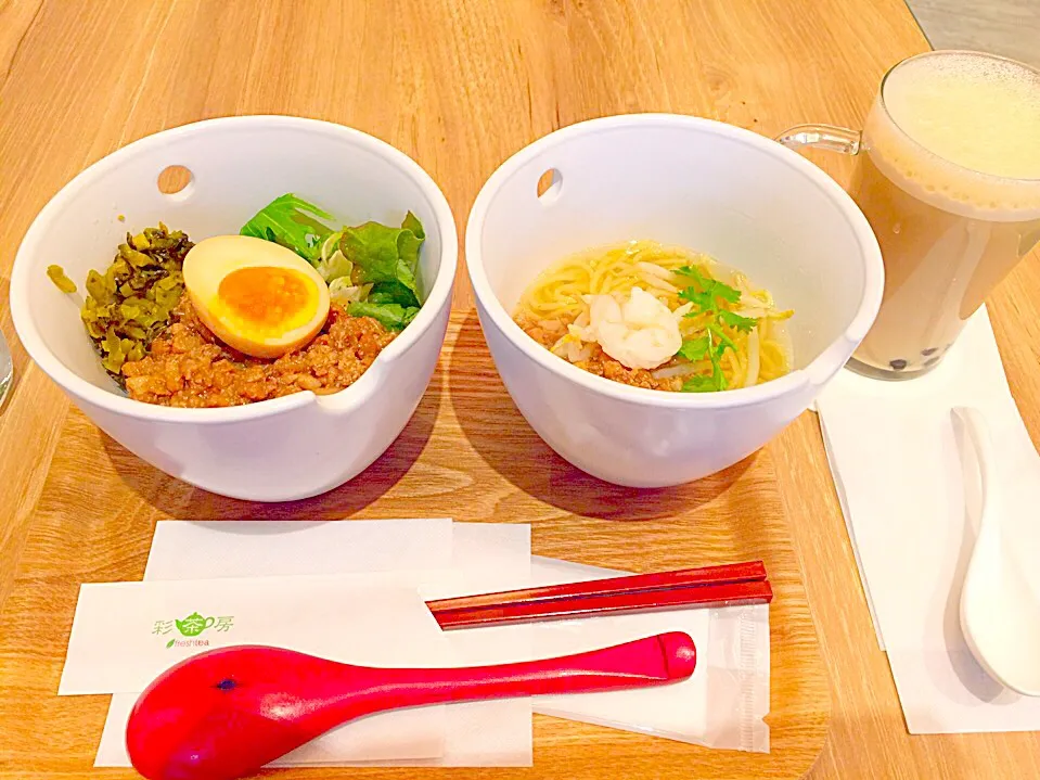 魯肉飯と麺のセットにホットのタピオカミルクティー|Yukaさん