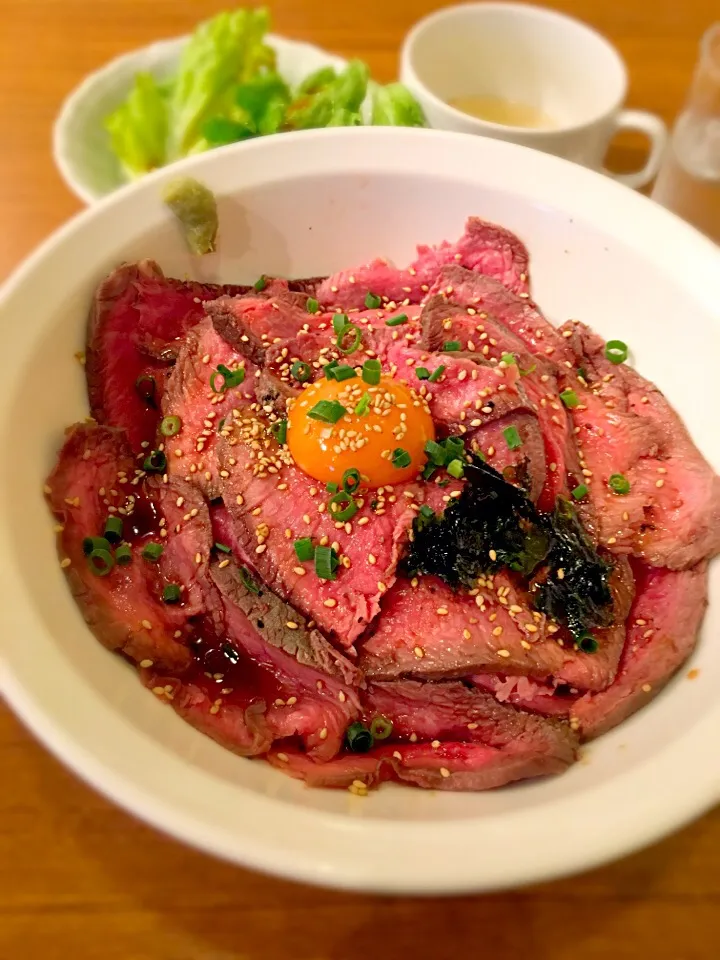 ローストビーフ丼 
＠焼肉ここから 茅場町店|石田尚之さん