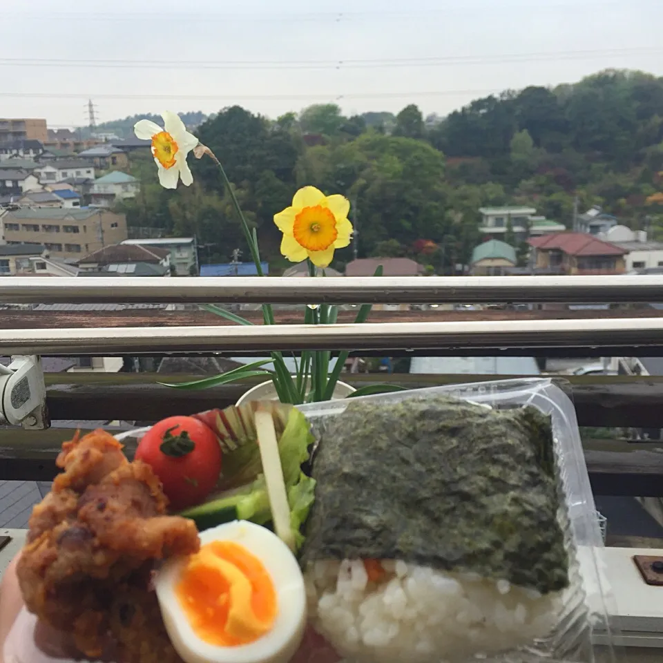 Snapdishの料理写真:鮭おにぎりと唐揚げ弁当|純さん