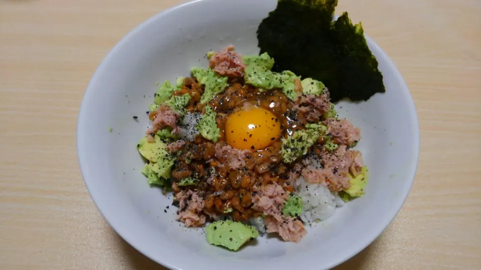 Snapdishの料理写真:４月９日　納豆アボカド丼|いもこ。さん