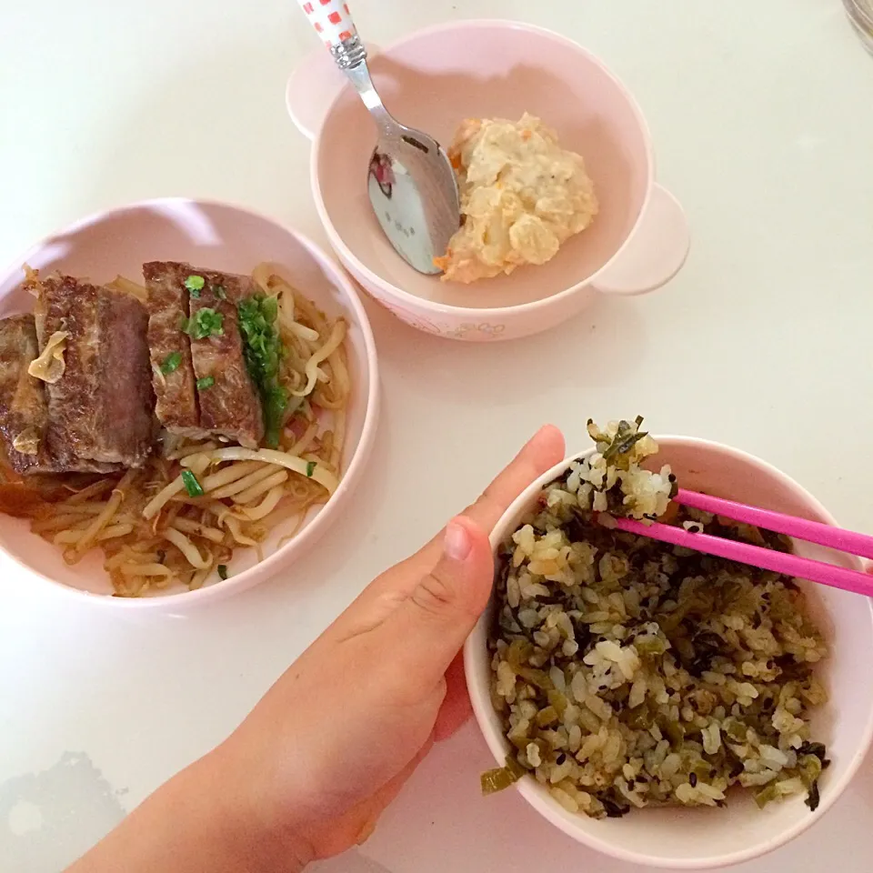 ❀サーロインステーキ
✿高菜炒飯
❀ポテトサラダ

テイクアウトした特製ステーキ弁当でlunch♬*ﾟ
2016/04/14|ちび太さん